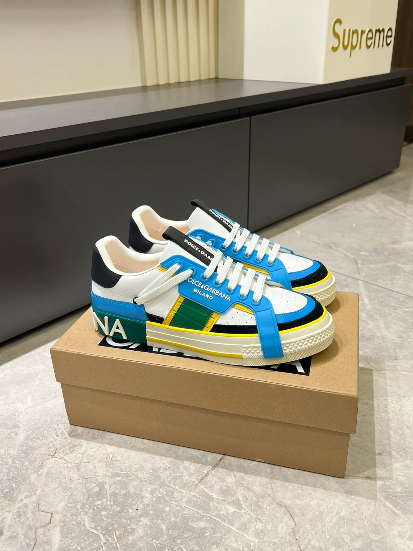 p480 Original order Couple model DG's new Custom 2.Zero sneakers combine the characteristic elements of the brand's two classic series, combining the simple and elegant silhouette of Portofino with the urban and capable attitude of Miami. Calfskin upper with contrasting details, micro-injection rubber logo on the side, laminated Dauphine leather heel, sheepskin lining, original outsole Size: Women's 35-40 (34, 41 can be ordered), Men's 38-44 (45, 46 can be customized)